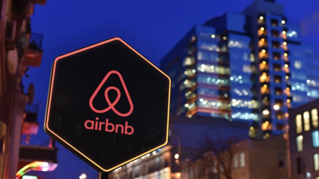 Airbnb stock sits and waits for earnings: buy or sell?